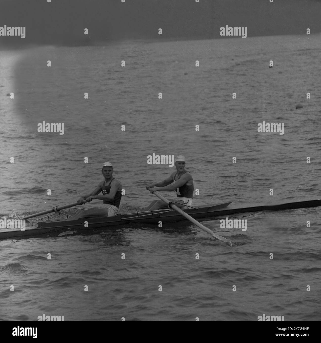 La squadra vincitrice di una delle manches eliminatorie dei due senza cox, evento di canottaggio svoltosi al Lago Albano, V Lehtela e T Pitkanen dalla Finlandia. 31 agosto 1960 Foto Stock