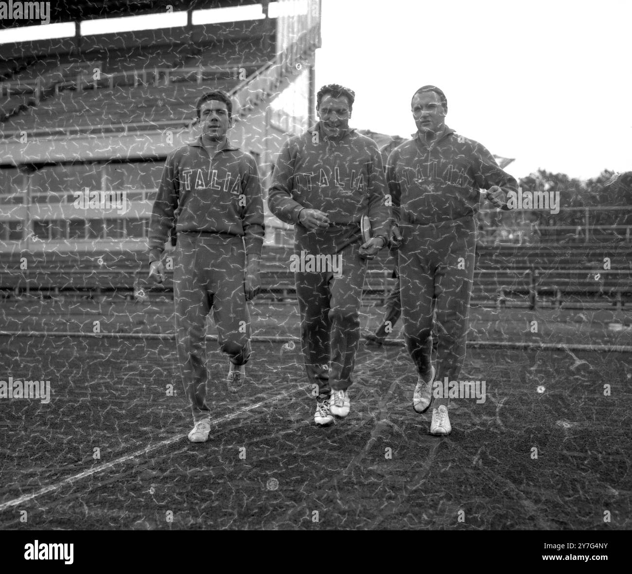 GLI ITALIANI SI ALLENANO A MELBOURNE tre concorrenti italiani per le prossime Olimpiadi di Melbourne camminano sulla pista di allenamento per un po' di limbering. Da sinistra a destra; lanciatore di giavellotti , Lievou , lanciatore di dischi , Adolfo Consolini e putter , Silvani Mecconi 7 novembre 1956 Foto Stock