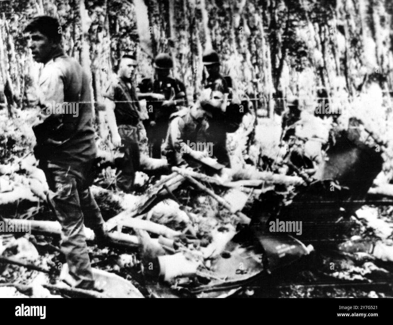 GUERRA DEL VIETNAM ESERCITO DEGLI STATI UNITI DOPO LA GIUNGLA - BATTAGLIA DI BINH GIA IN VIETNAM ; 3 GENNAIO 1965 Foto Stock