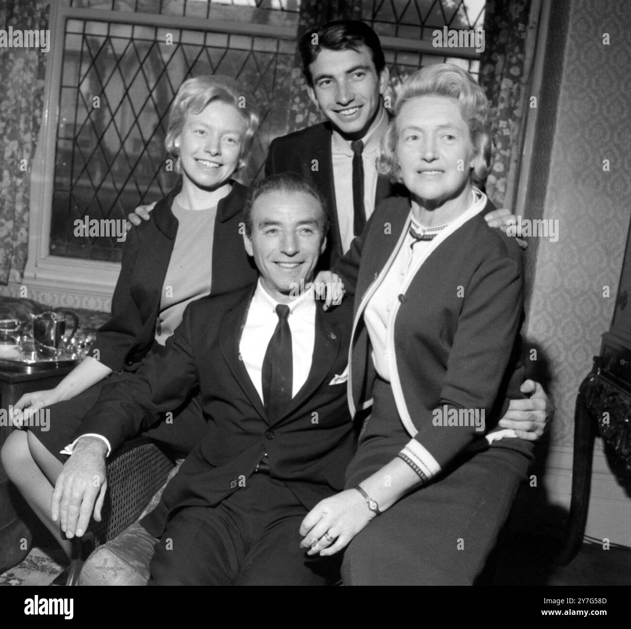 BETTY MATTHEWS CON STANLEY MATTHEWS OTTIENE KNIGHTHOOD A BLACKPOOL / ; 31 DICEMBRE 1964 Foto Stock
