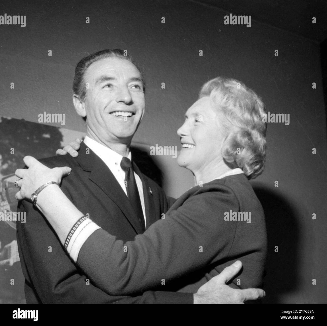 BETTY MATTHEWS CON STANLEY MATTHEWS OTTIENE KNIGHTHOOD A BLACKPOOL / ; 31 DICEMBRE 1964 Foto Stock
