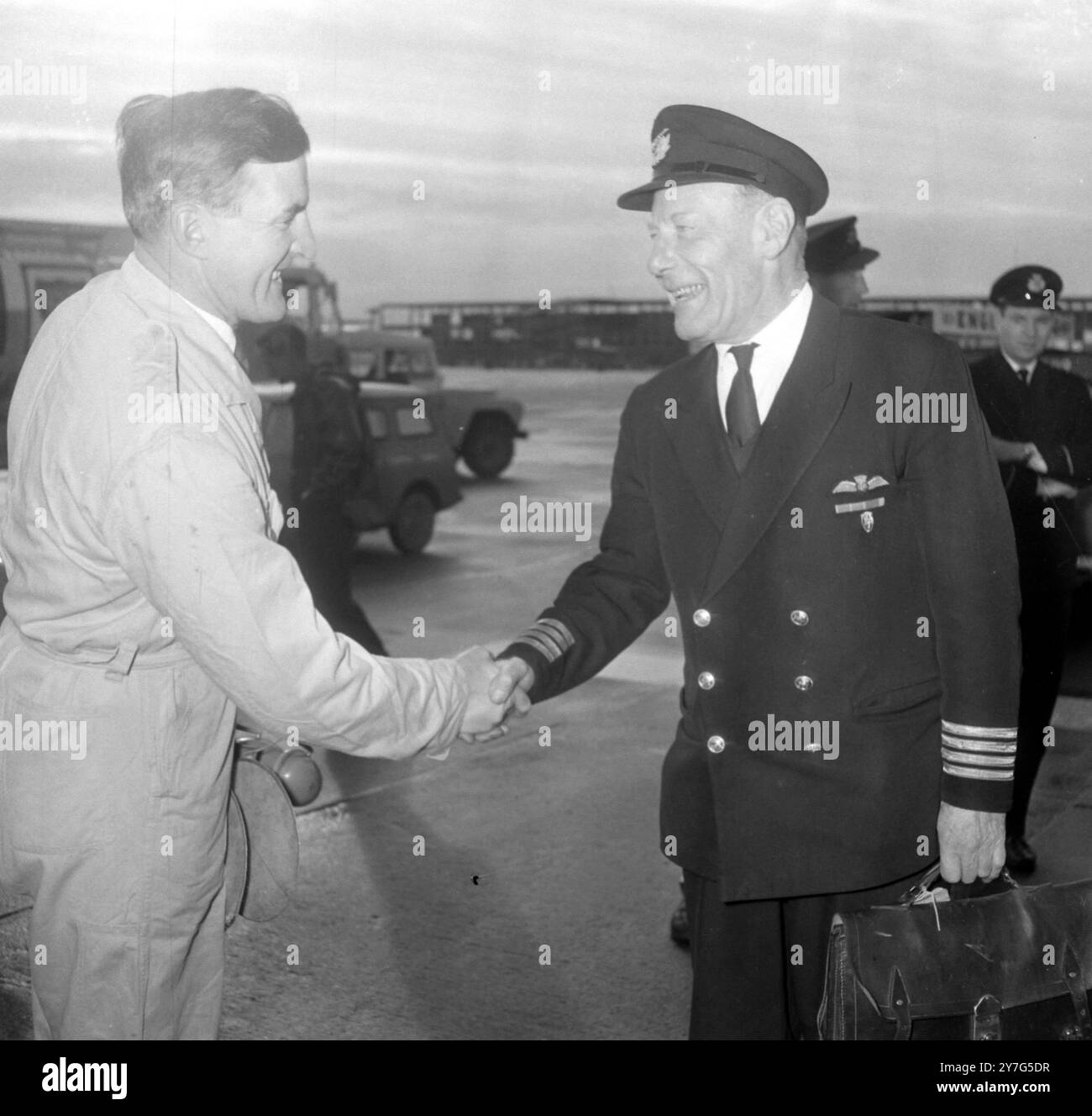 CAPITANO WALTER CALDWELL CHE LASCIA L'AEREO IN PENSIONE ALL'AEROPORTO DI LONDRA; 31 DICEMBRE 1964 Foto Stock