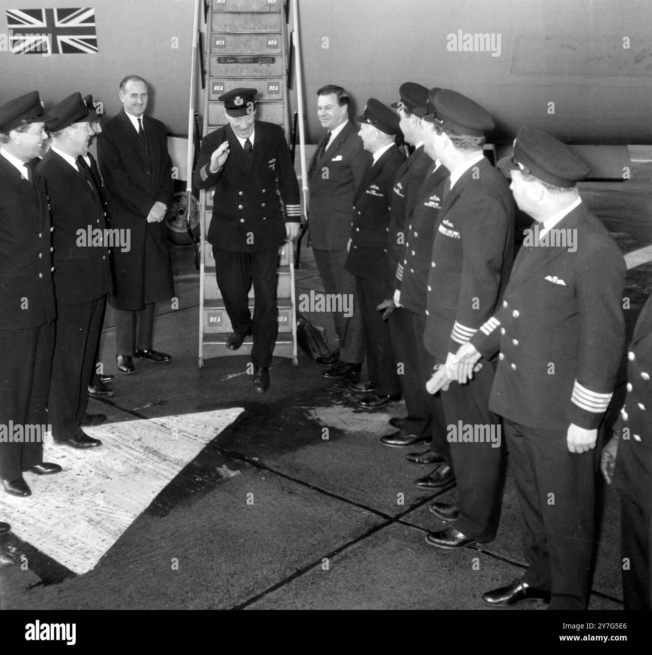 CAPITANO WALTER CALDWELL CHE LASCIA L'AEREO IN PENSIONE ALL'AEROPORTO DI LONDRA; 31 DICEMBRE 1964 Foto Stock