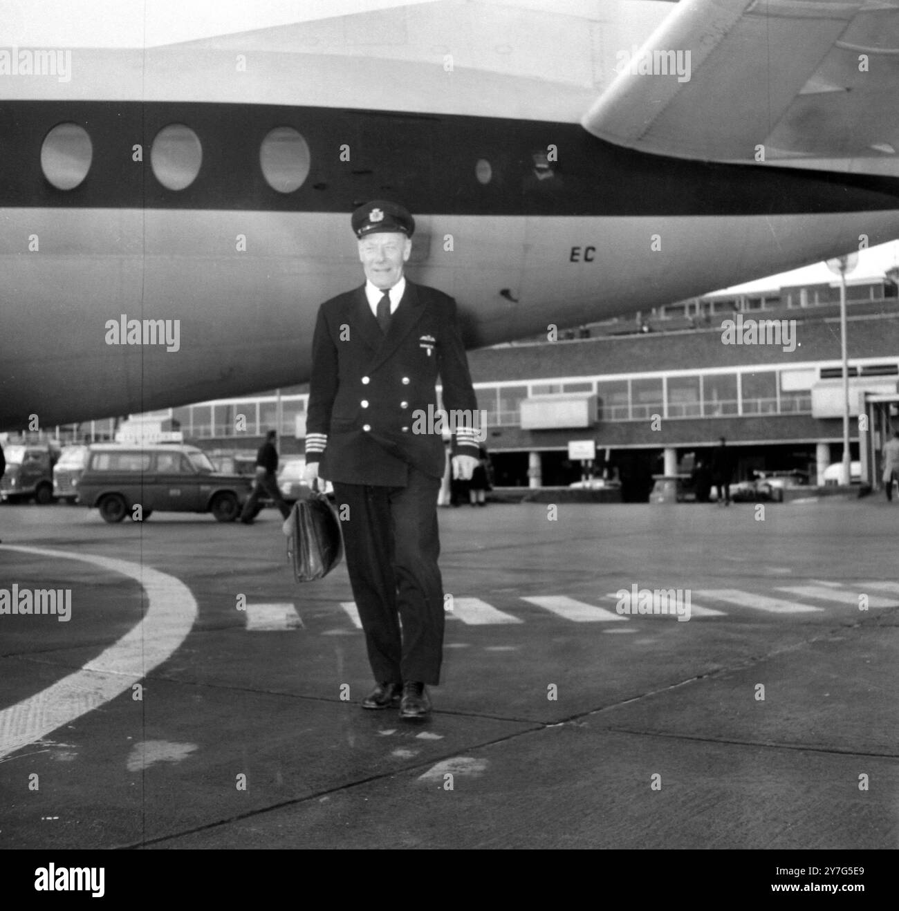 CAPITANO WALTER CALDWELL CHE LASCIA L'AEREO IN PENSIONE ALL'AEROPORTO DI LONDRA; 31 DICEMBRE 1964 Foto Stock
