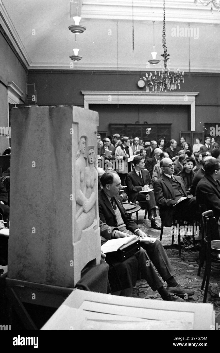 SCULTURA HENRY MOORE OPERA MESSA ALL'ASTA AL SOTHEBY'S DI LONDRA; 16 DICEMBRE 1964 Foto Stock