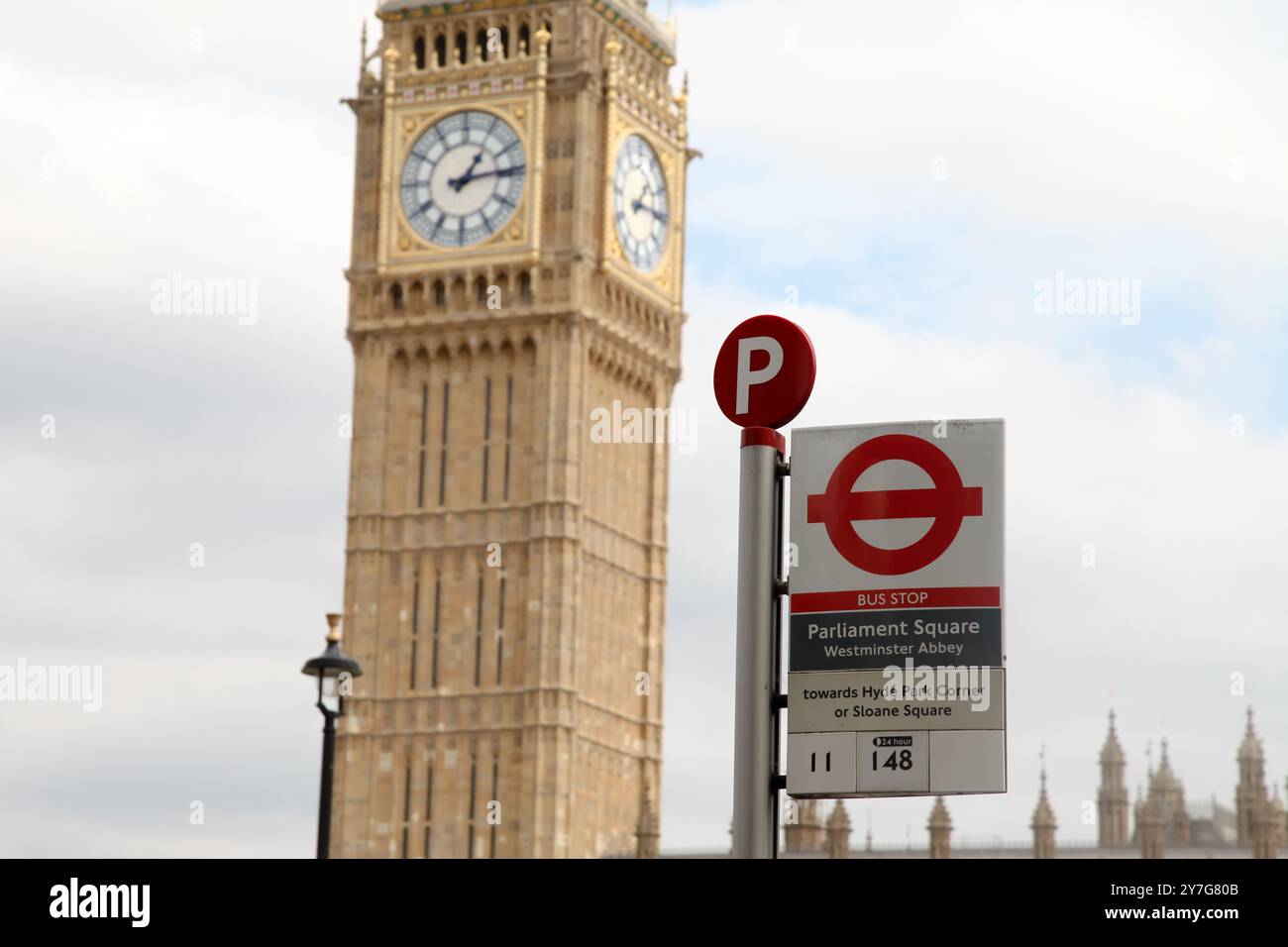 Fermata dell'autobus per Parliament Square che mostra la Elizabeth Tower contenente il Big Ben presso Houses of Parliament, Westminster, Londra, Inghilterra, Regno Unito, 2024 Foto Stock