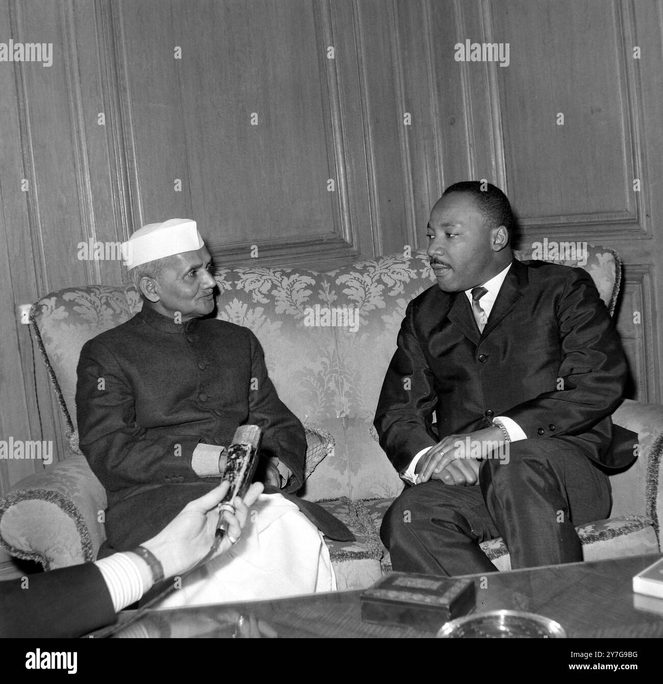 INDIAN PREMIER LAL BAHADUR SHASTRI CON MARTIN LUTERO KING A LONDRA / ; 6 DICEMBRE 1964 Foto Stock