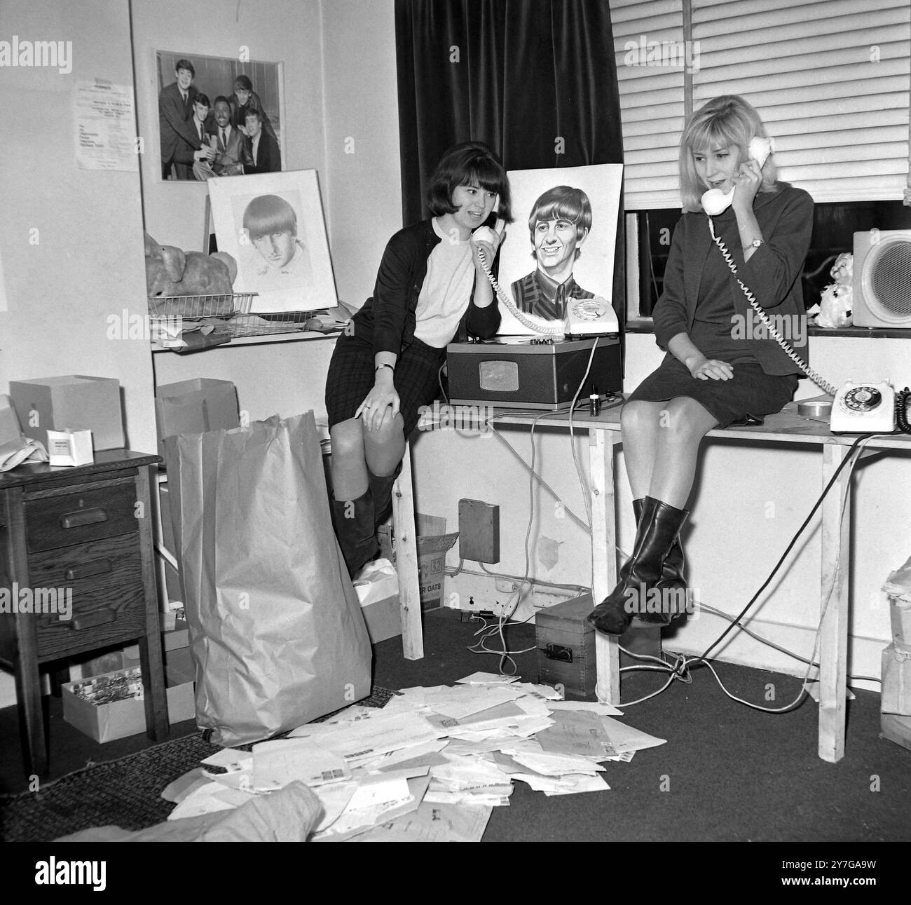 BETTINA ROSE E ANN COLLINGHAM FAN CLUB BEATLEMANIA A LONDRA; 4 DICEMBRE 1964 Foto Stock