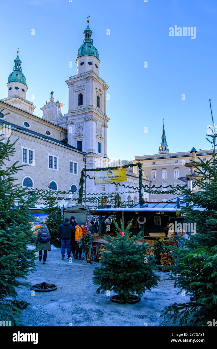 Atmosfera natalizia al mercatino di Natale di Salisburgo di fronte alla cattedrale di Salisburgo, nella città vecchia di Salisburgo, Austria. Foto Stock