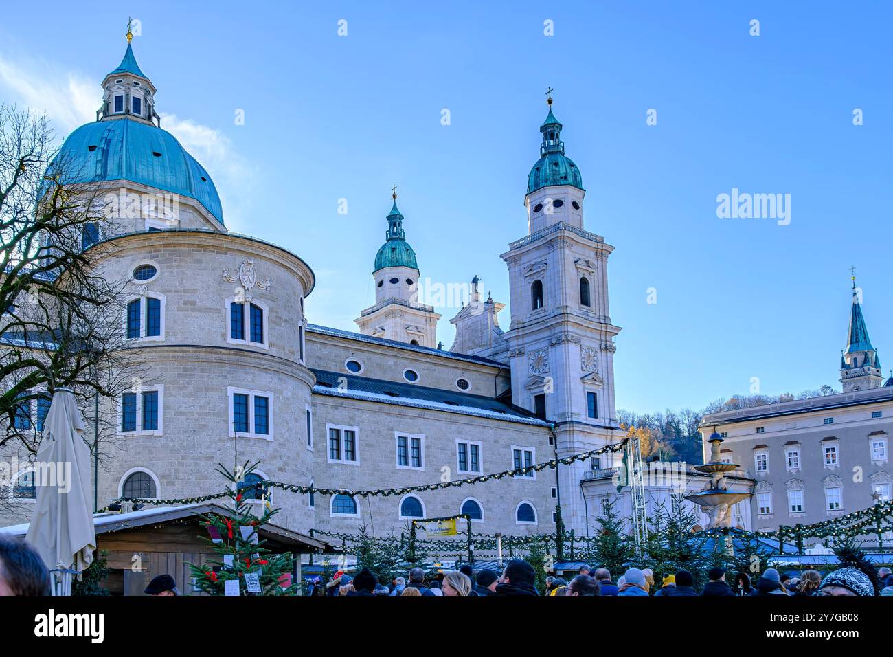 Atmosfera natalizia al mercatino di Natale di Salisburgo di fronte alla cattedrale di Salisburgo, nella città vecchia di Salisburgo, Austria. Foto Stock