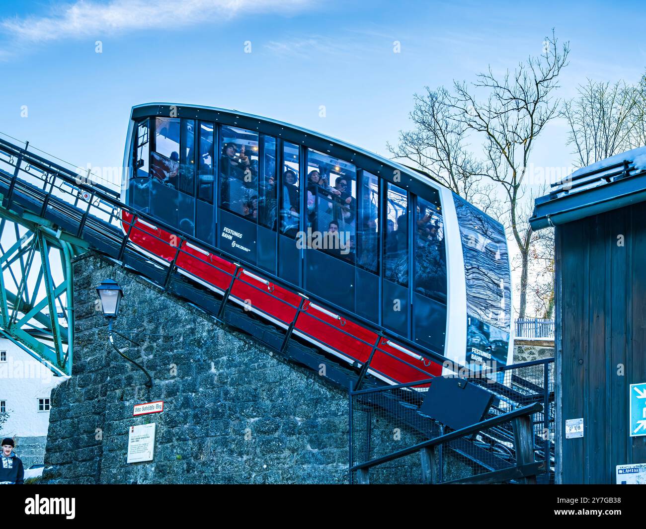 Giro turistico sulla Fortezza in treno tra la città vecchia e la Fortezza di Hohensalzburg, Salisburgo, Austria, solo per uso editoriale. Foto Stock