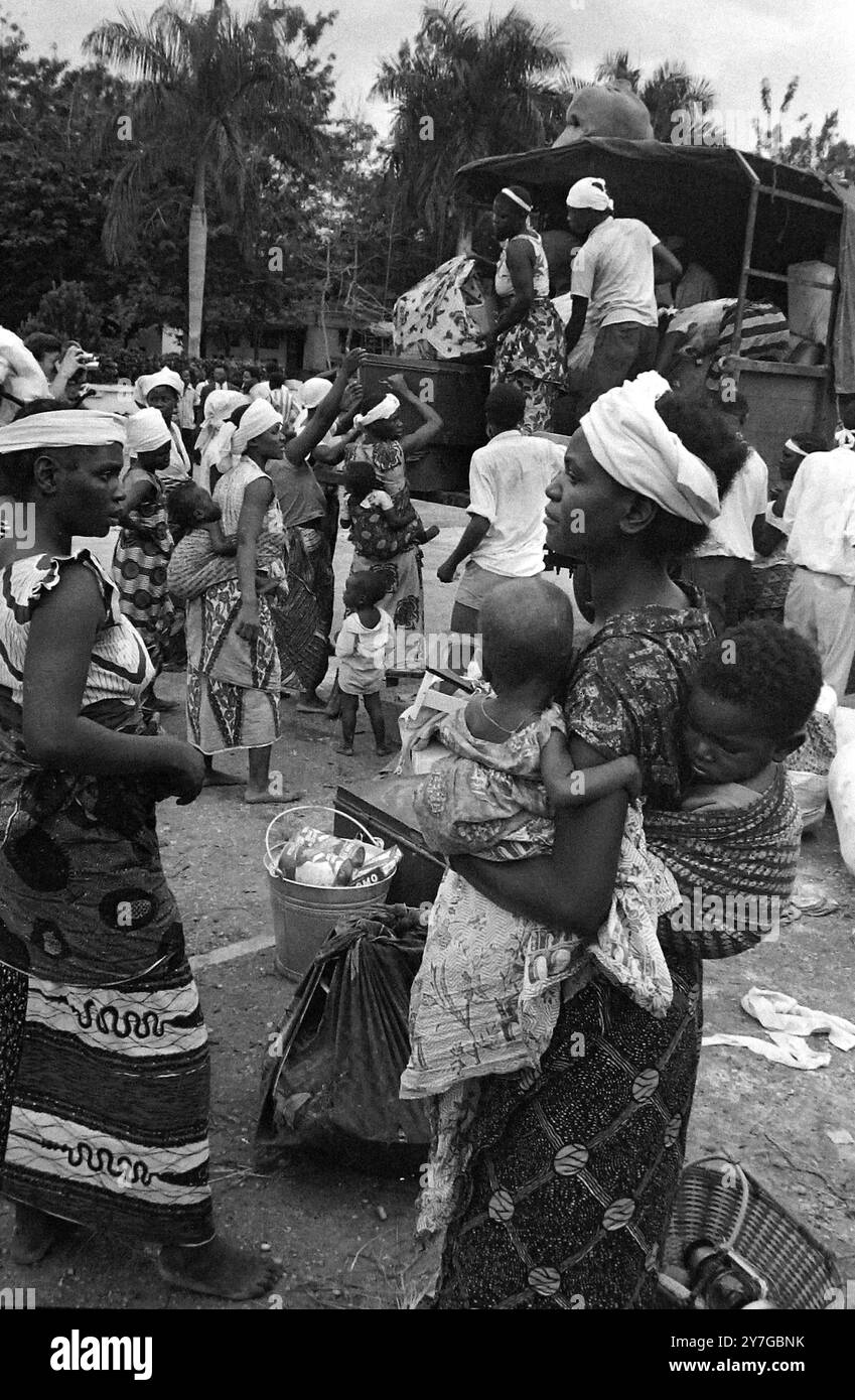 EVACUAZIONE DONNA CONGOLESE CON DUE BAMBINI SI PREPARA ALL'EVACUAZIONE A STANLEYVILLE, CONGO; 27 NOVEMBRE 1964 Foto Stock