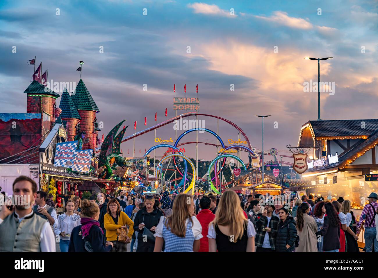 Olympia Looping Achterbahn beim Oktoberfest 2024 a München, Bayern, Deutschland | Olympia Looping roller coaster all'Oktoberfest 2024 a Monaco, BAV Foto Stock