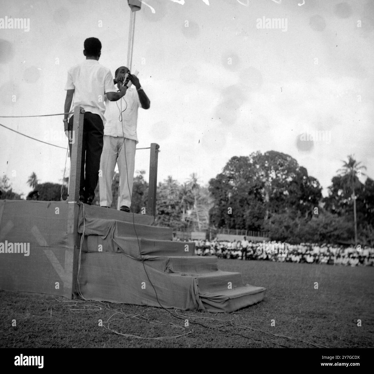 PRIMO PRESIDENTE DELLA TANZANIA VVICE SHEIKH ABEID KARUME AL RALLY DI ZANZIBAR / ; 24 NOVEMBRE 1964 Foto Stock