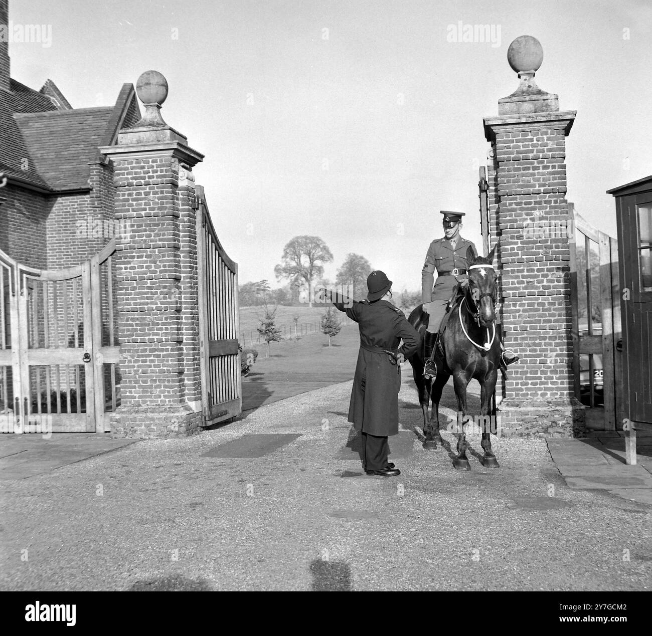 RMP MONTATO SU PATTUGLIA PRESSO LA RESIDENZA UFFICIALE DI PREMIER A SCACCHIERE; 21 NOVEMBRE 1964 Foto Stock