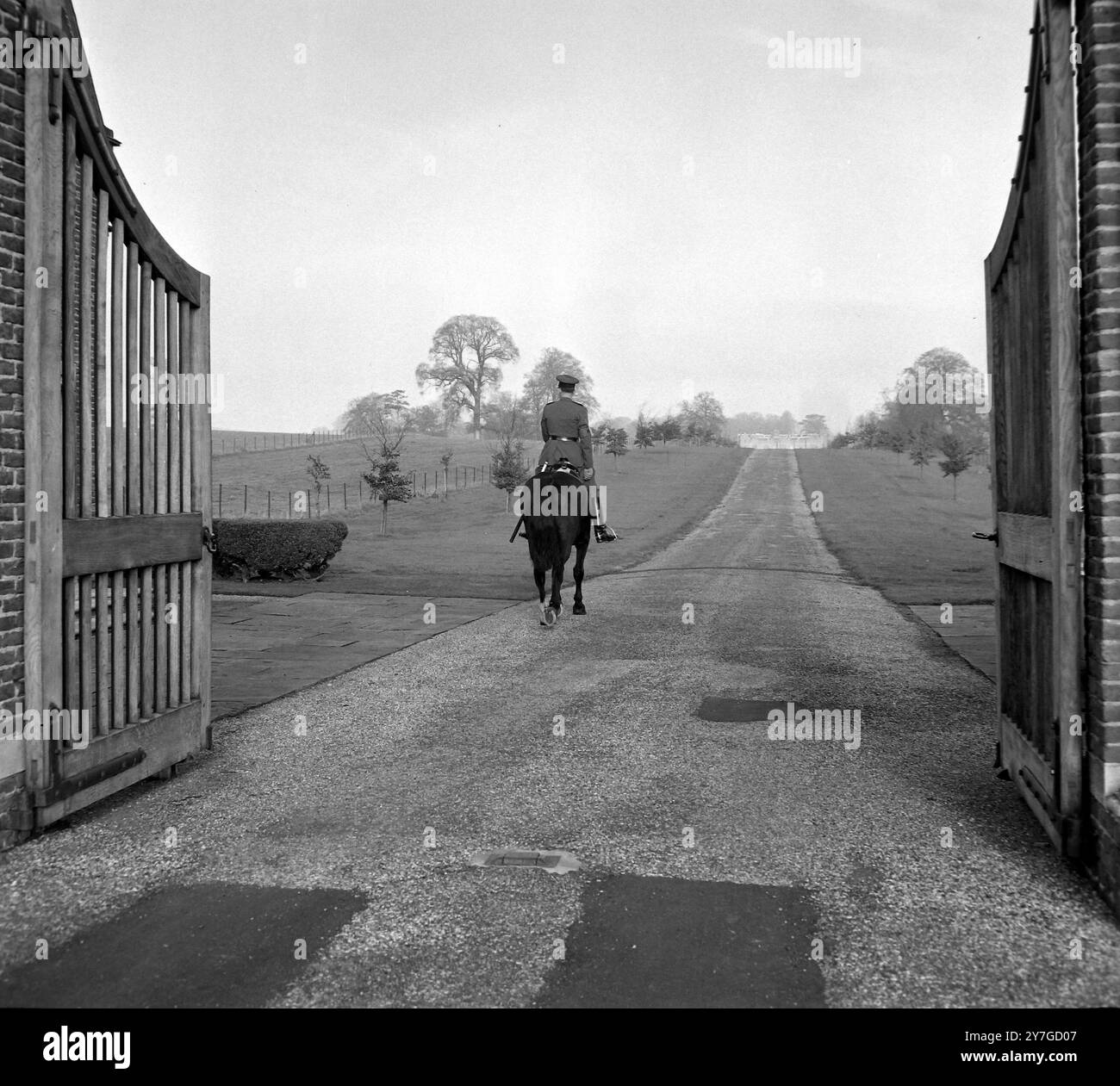 RMP MONTATO SU PATTUGLIA PRESSO LA RESIDENZA UFFICIALE DI PREMIER A SCACCHIERE; 21 NOVEMBRE 1964 Foto Stock