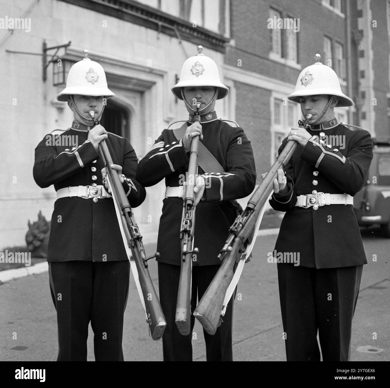 MUSICISTI MUSICALI TRE MARINES SUONANO MELODIE DI CACCIA-CORNO ; 12 NOVEMBRE 1964 Foto Stock