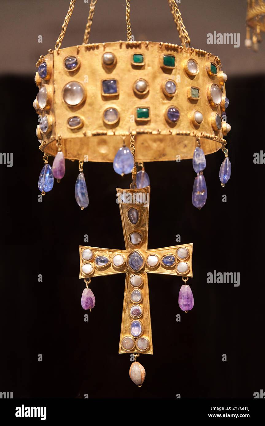 Tesoro di Guarrazar, Regno visigoto, VII secolo, oro, zaffiro, smeraldo, ametista, cristallo di roccia, jasper, perle e madreperla, da la Fuente de Guarrazar, vicino a Toledo (Spagna), Museo Nazionale del Medioevo, Musée de Cluny, Parigi. Francia. Foto Stock