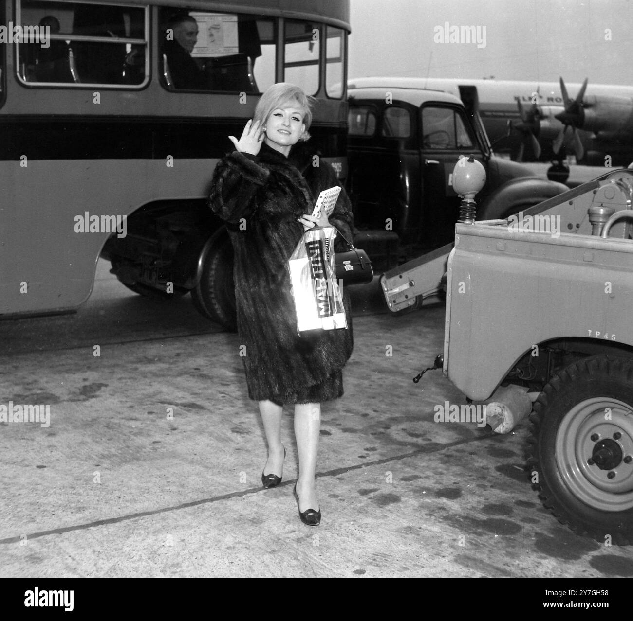 BEAUTY DEFRERE DANIELLE MISS BELGIO ALL'AEROPORTO DI LONDRA; 5 NOVEMBRE 1964 Foto Stock