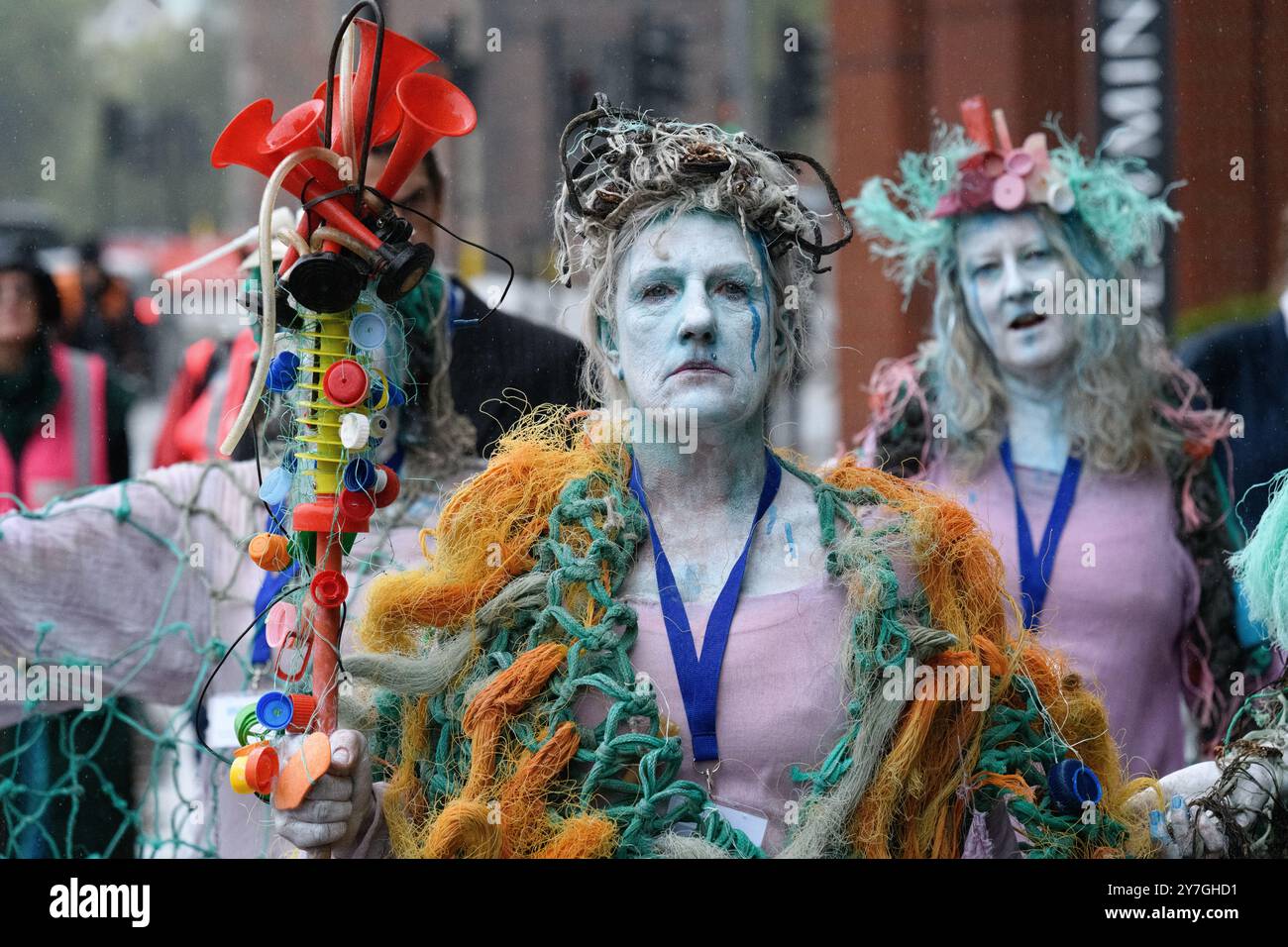 Londra, Regno Unito. 30 settembre 2024. Gli attivisti di "Ocean Rebellion" e "The Yes Men" organizzano una protesta teatrale presso gli uffici dell'Organizzazione marittima internazionale (IMO), invitando l'ente marittimo a smettere di incoraggiare l'uso del gas naturale liquido (GNL). Con lo "Scrubby", una spugna verde gigante, esplosioni di gas ardenti e un gruppo di Merfolk, l'azione ha messo in luce il crescente uso del GNL nel trasporto marittimo come contributo al riscaldamento globale che deve essere ridotto. La protesta è coincisa con la 82a riunione del Comitato per la protezione dell'ambiente marino. Crediti: Ron Fassbender/Alamy Live News Foto Stock