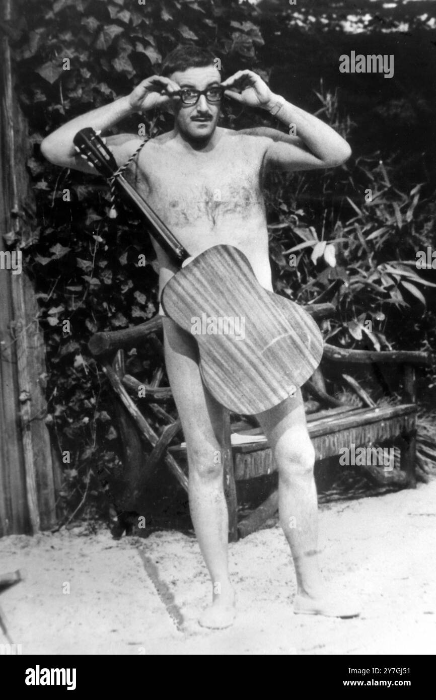 FILM GIRATI AL BUIO E PETER SELLERS CON CHITARRA; 30 OTTOBRE 1964 Foto Stock