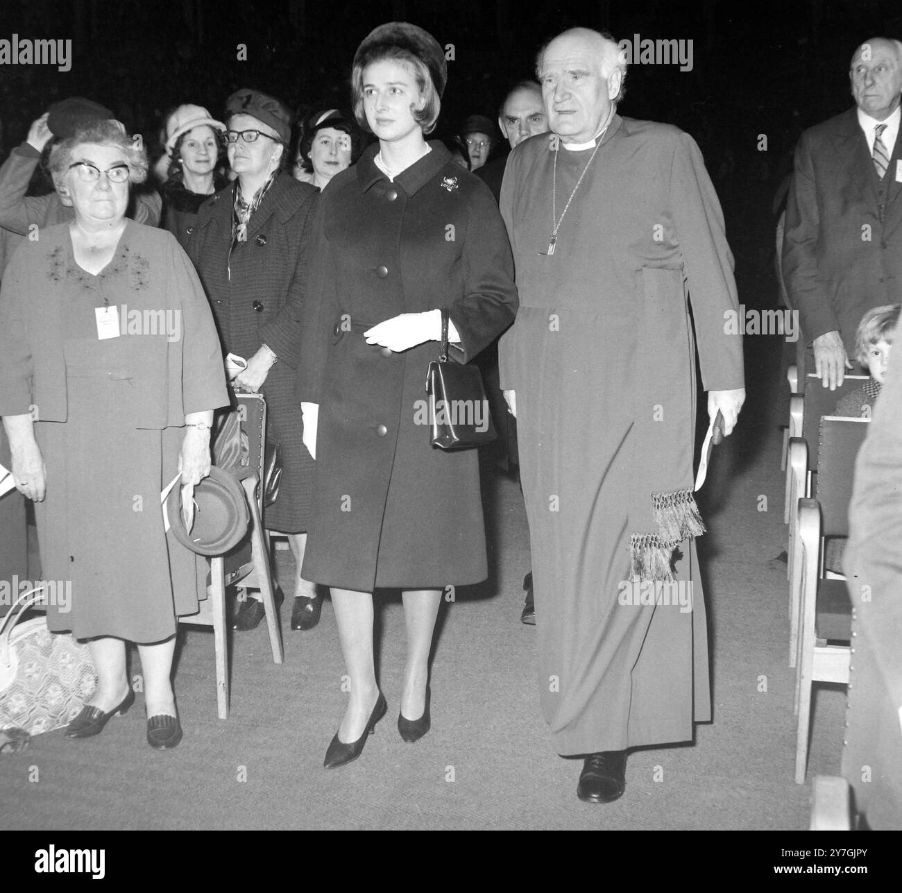 PRINCIPESSA ALEXANDRA CON L'ARCIVESCOVO DI CANTERBURY MICHAEL RAMSEY AL CHILDREN'S SOCIETY FESTIVAL PRESSO ALBERT HALL A LONDRA; 26 OTTOBRE 1964 Foto Stock