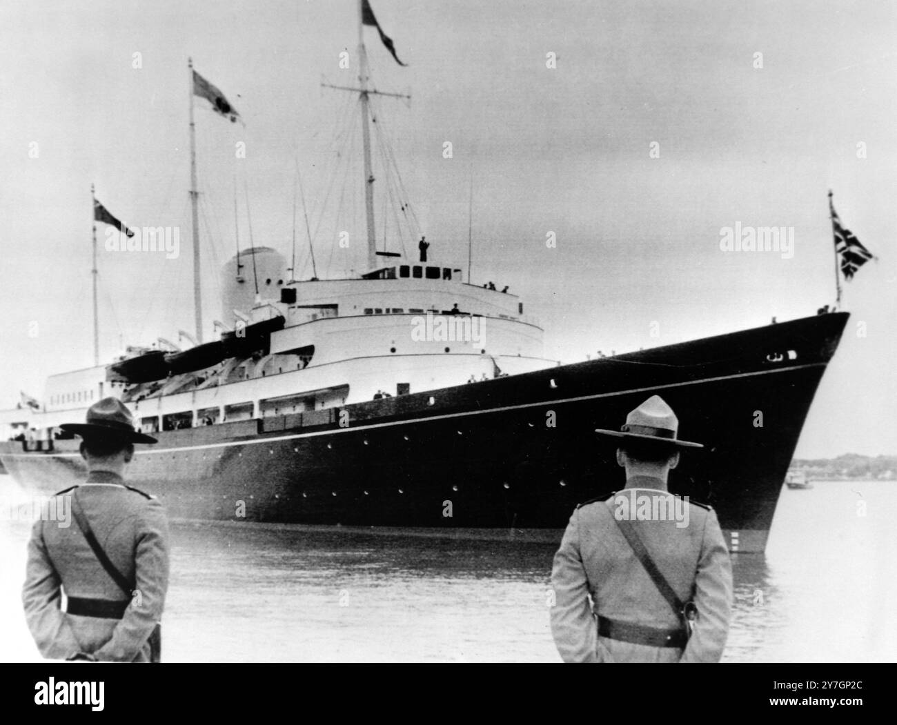 NAVE BRITANNIA CON LA REGINA ELISABETTA II E IL PRINCIPE FILIPPO ARRIVA IN CANADA; 6 OTTOBRE 1964 Foto Stock