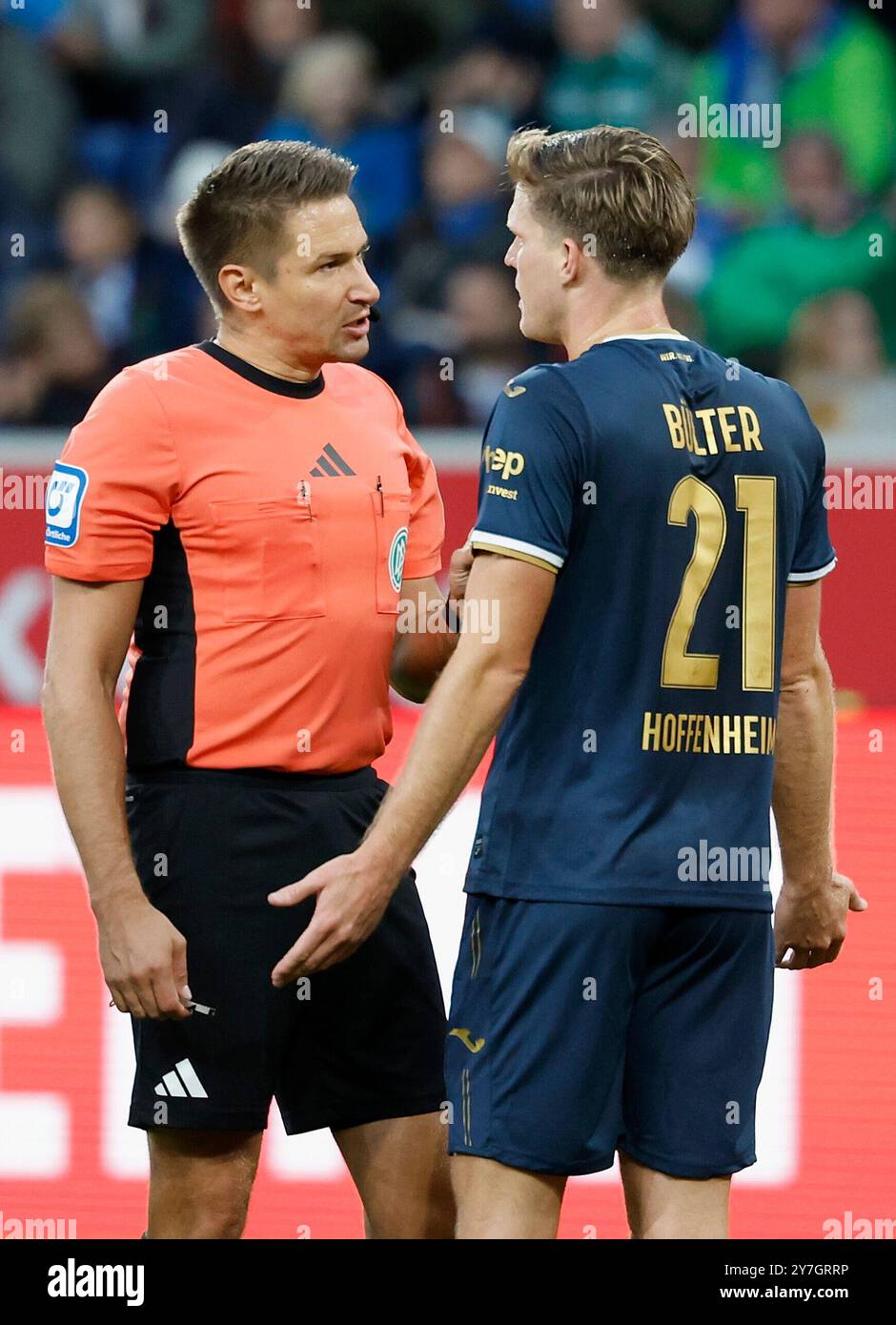 Sinsheim, Germania. 29 settembre 2024. Im Bild: Schiedsrichter Tobias Stieler in Diskussion mit Marius Buelter (STG Hoffenheim, 21). 29.09.2024, Fussball, Bundesliga, TSG Hoffenheim - SV Werder Bremen, GER, Sinsheim, PreZero Arena, DFL VIETANO QUALSIASI USO DI FOTOGRAFIE COME SEQUENZE DI IMMAGINI E/O QUASI-VIDEO. Credito: dpa/Alamy Live News Foto Stock