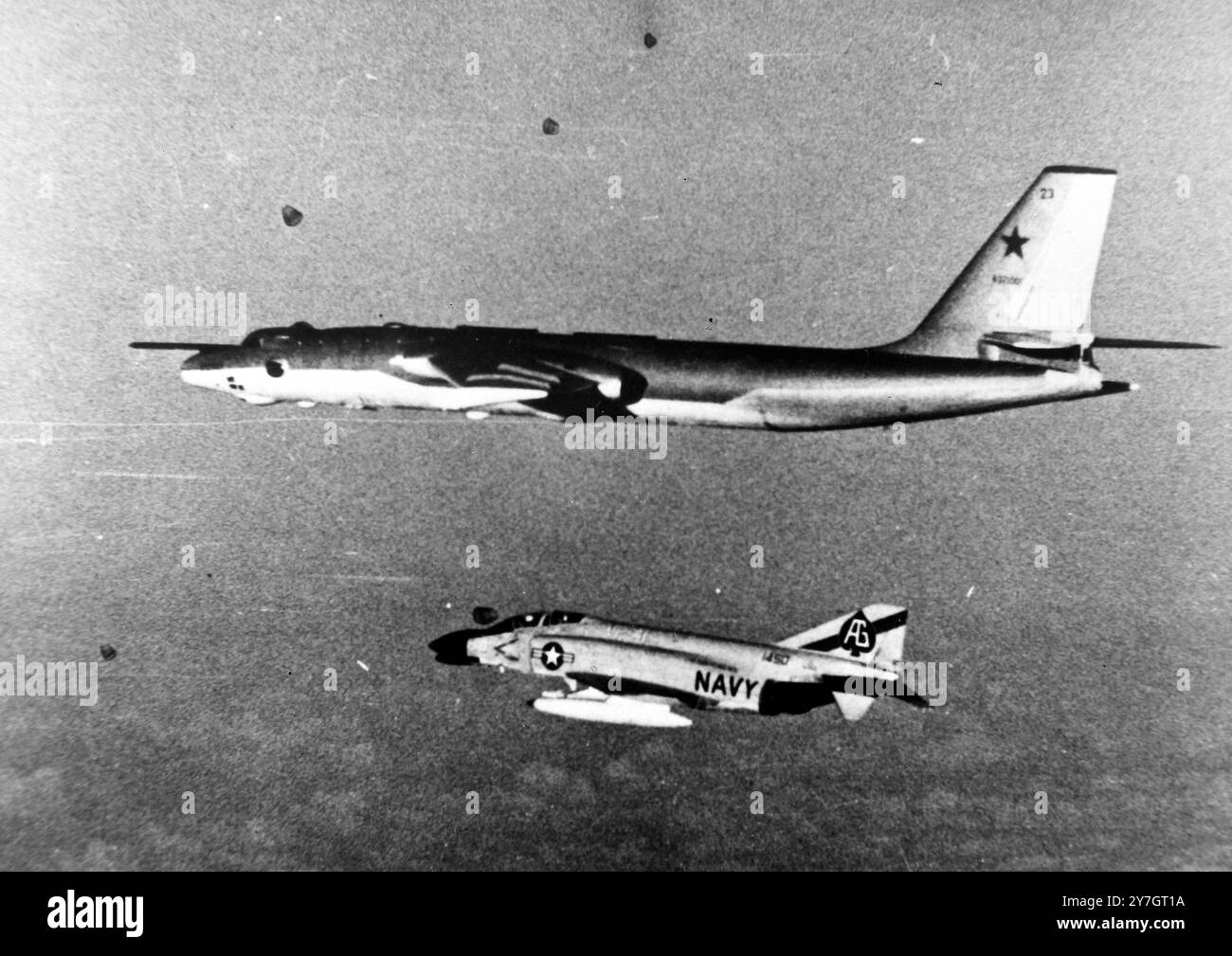 Uno dei caccia più veloci al mondo, un F-4B Phantom della Marina americana mantiene la propria posizione immediatamente sotto un TN16 bimotore sovietico, versione militare dell'aereo di linea TU104 durante l'esercitazione NATO 'Team Work' nel Mare di Norvegia. Le navi e gli aerei sovietici hanno "partecipato" dall'apertura dell'esercitazione il 21 settembre 1964. L'aereo americano proviene dalla portaerei statunitense, Independence, 60 000 tonnellate, che sta prendendo parte all'esercitazione. Il "lavoro di squadra" è il più grande maniero navale della NATO dal 1952. 27 SETTEMBRE 1964 Foto Stock