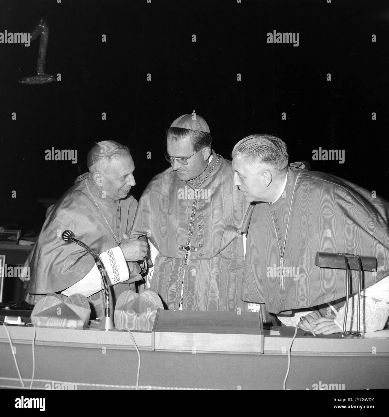CARDINALE JULIUS DOEPNER, CARDINALE LEO SUENENS E GIACOMO LERCARO NELLA CITTÀ DEL VATICANO; 17 SETTEMBRE 1964 Foto Stock