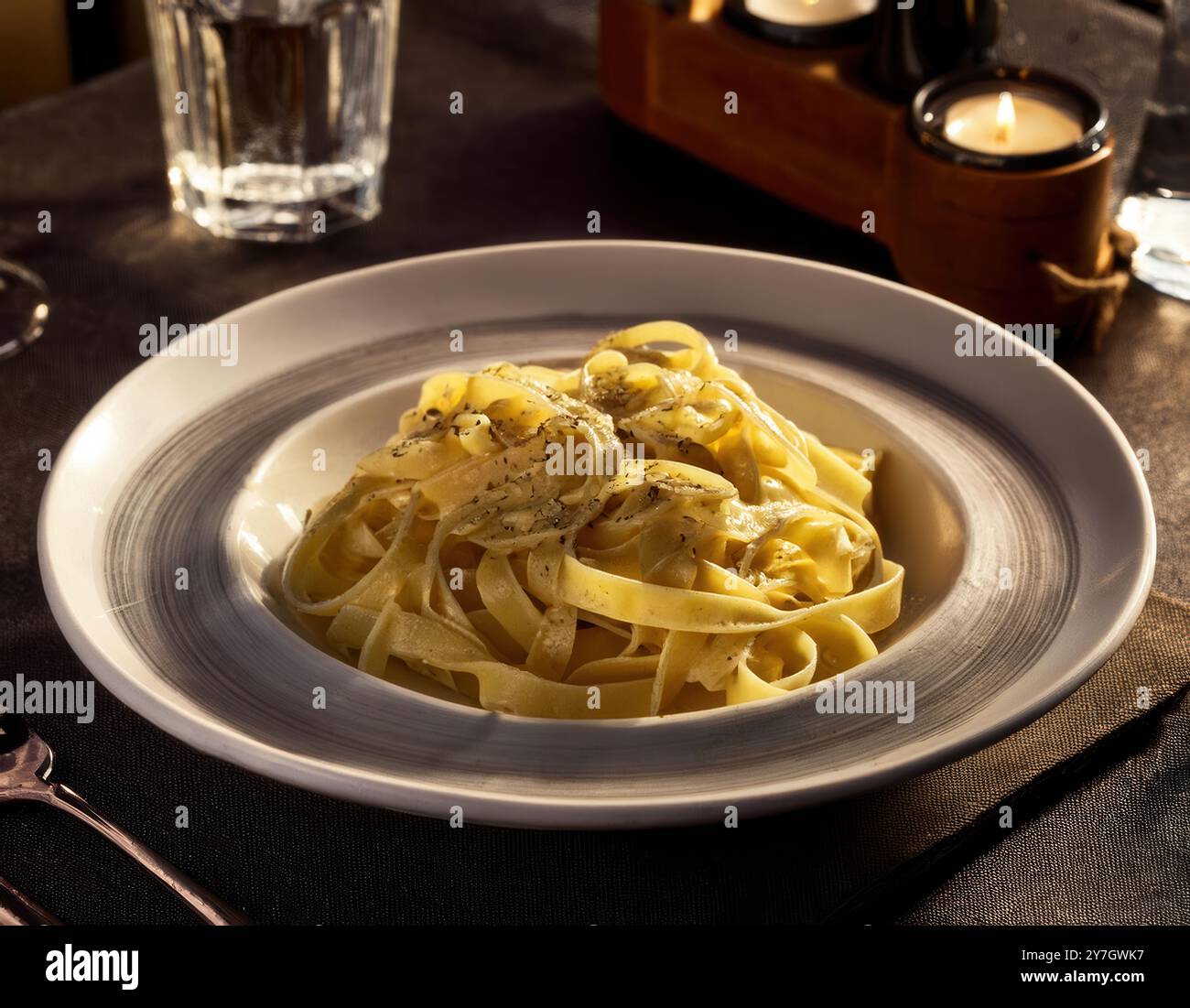Pasta italiana su piatto, fotografia in stile studio Foto Stock