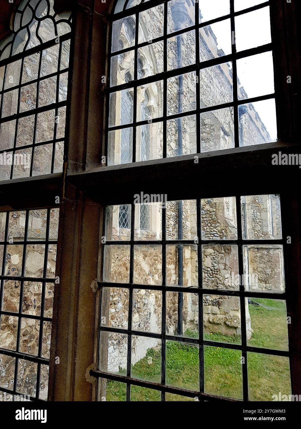 Dettagli della finestra da una chiesa medievale nella contea di Suffolk, Regno Unito. Foto Stock