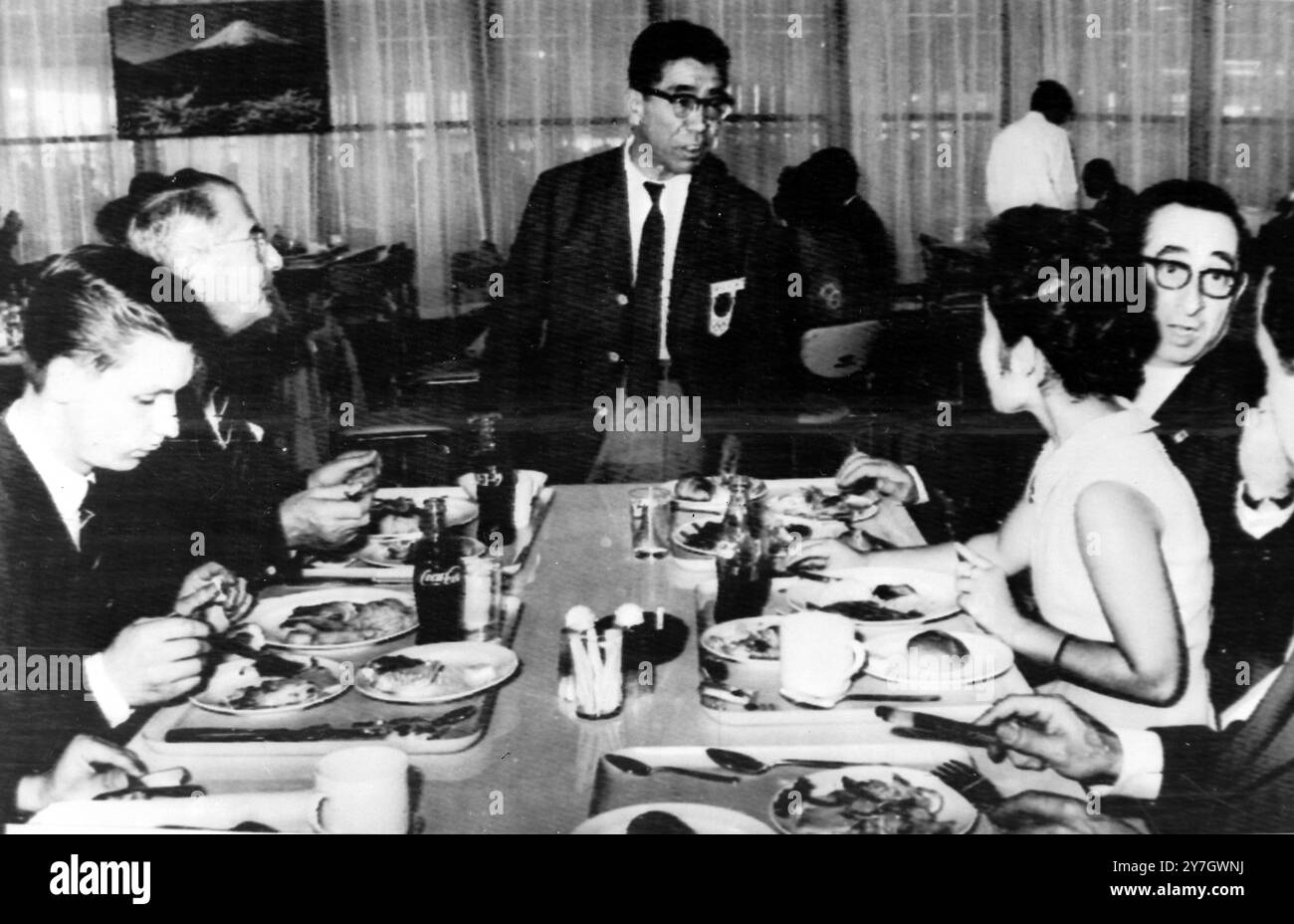 KOMATSU CON LA SQUADRA OLIMPICA FRANCESE A TOKYO, GIAPPONE; 15 SETTEMBRE 1964 Foto Stock