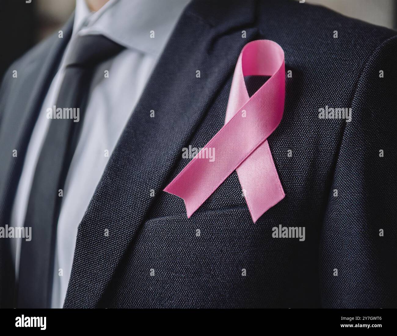 Un nastro rosa che simboleggia la consapevolezza del cancro al seno Foto Stock