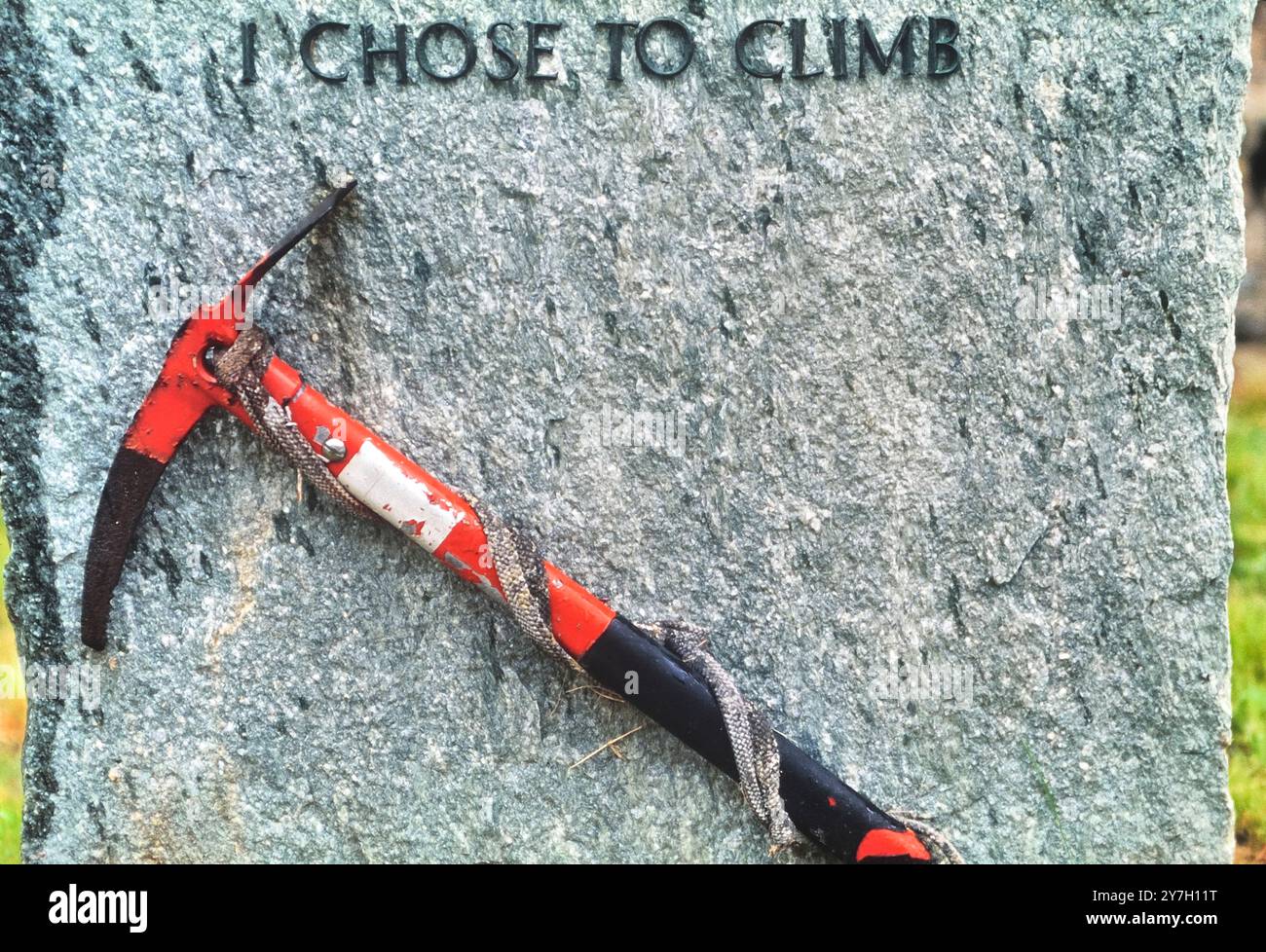 Ascia ghiacciata. Particolare della lapide dell'alpinista Donald Williams presso il cimitero degli alpinisti di Zermatt, Svizzera. Foto Stock