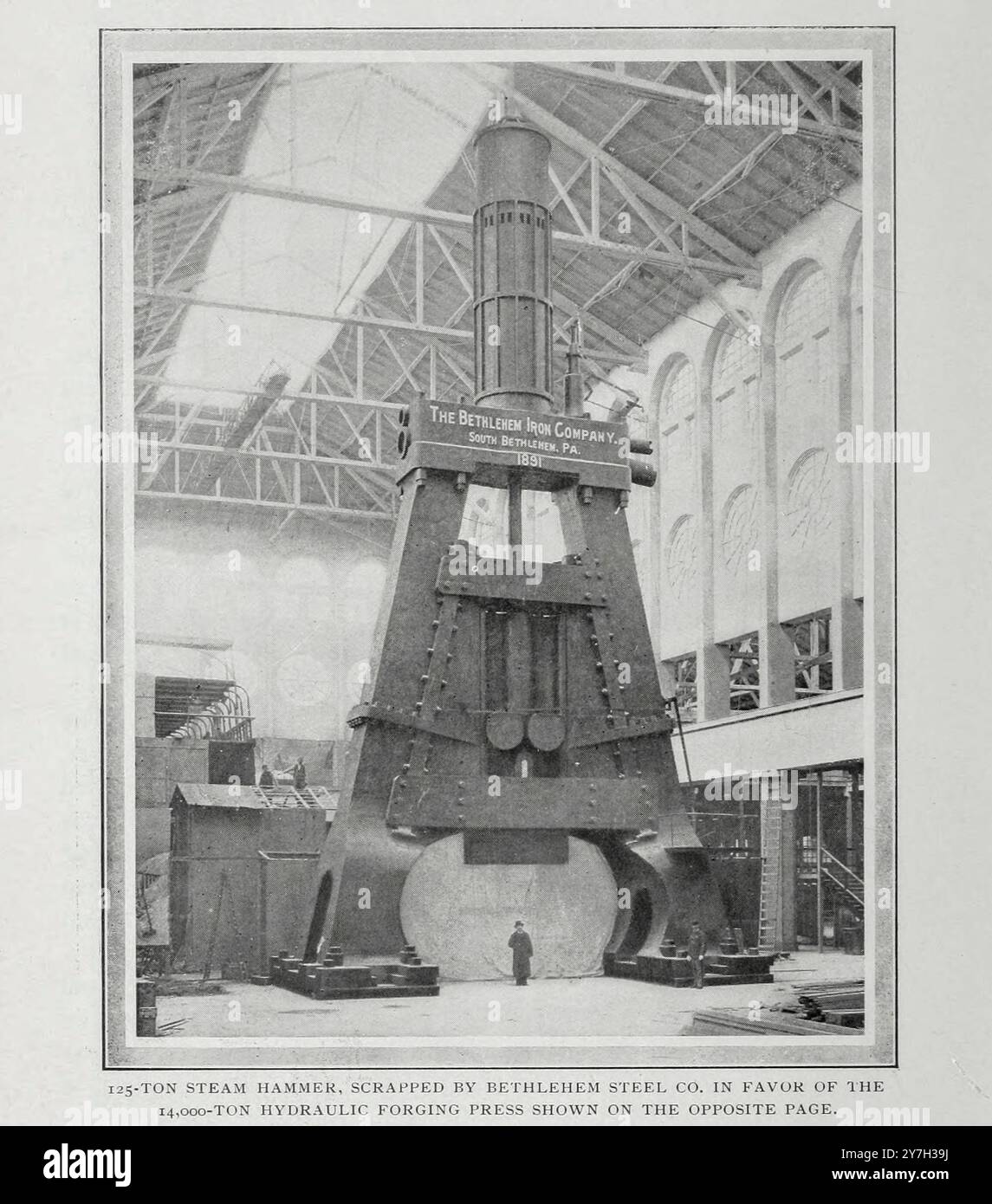 MARTELLO A VAPORE DA 125 TONNELLATE, ROTTAMATO DA BETHLEHEM STEEL CO A FAVORE DELLA PRESSA IDRAULICA PER FORGIATURA da 000 TONNELLATE dall'articolo della rivista Engineering dedicato al progresso industriale volume XX 1900 - 1901 The Engineering Magazine Co Foto Stock