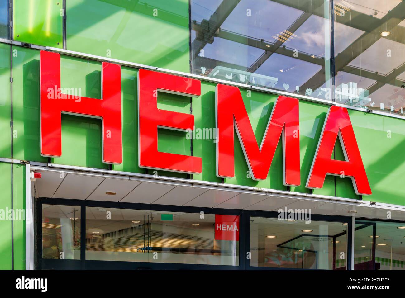 Almere, Paesi Bassi - 17 settembre 2024: Cartello d'ingresso del negozio HEMA, una catena di varietà olandese ad Almere, Paesi Bassi Foto Stock