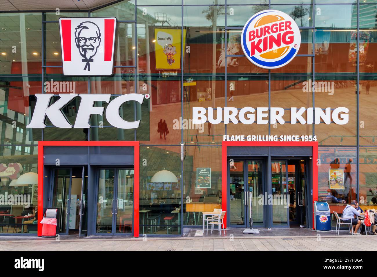 Almere, Paesi Bassi - 17 settembre 2024: Vista in un fast food KFC and Burger King ad Almere, Paesi Bassi Foto Stock