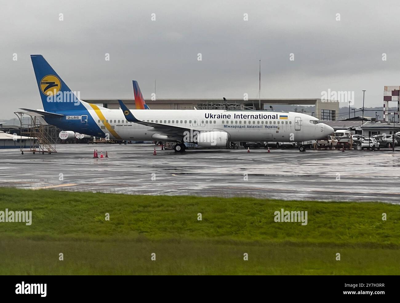 I taxi aerei Ukraine International Airlines sulla pista dell'aeroporto internazionale di San Jose in Costa Rica. Foto Stock
