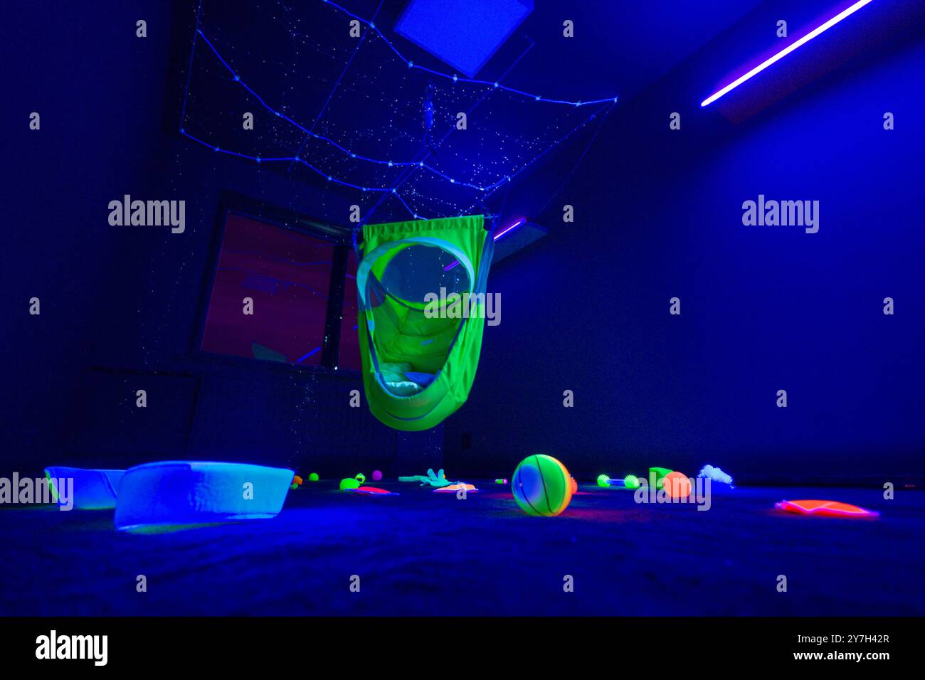 Gli ambienti multisensoriali Snoezelen sono spazi rilassanti che aiutano a ridurre l'agitazione e l'ansia, coinvolgono e deliziano l'utente e stimolano le reazioni Foto Stock