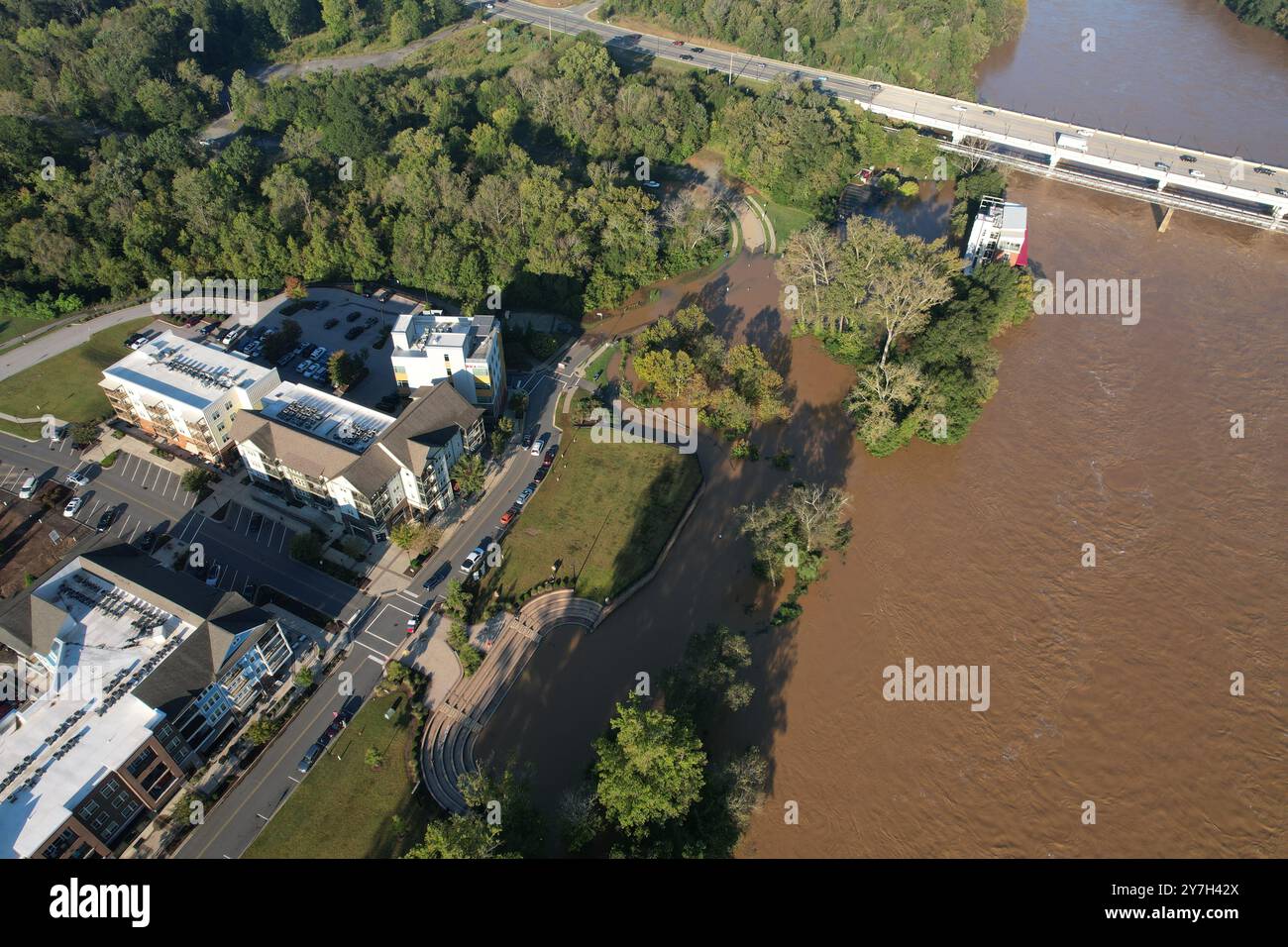Riverwalk community a Rock Hill con il fiume Catawba inondato dopo l'uragano Helene Foto Stock