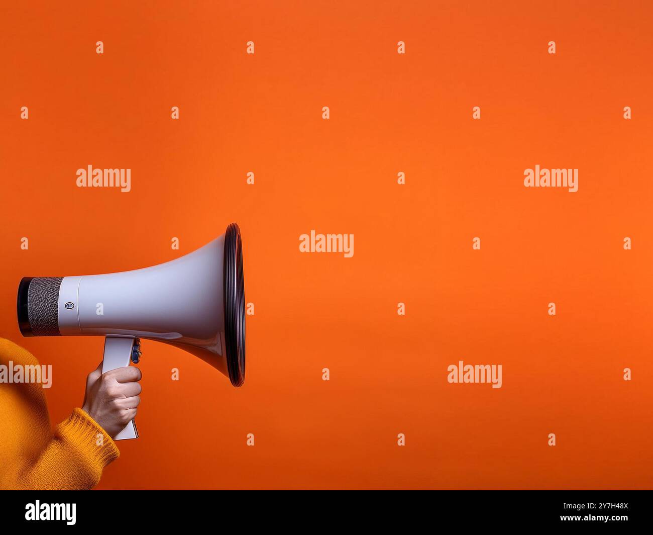 Una mano che tiene in mano un megafono bianco, che enfatizza le vendite e gli sconti, su uno sfondo arancione audace per attirare l'attenzione e creare urgenza. Foto Stock