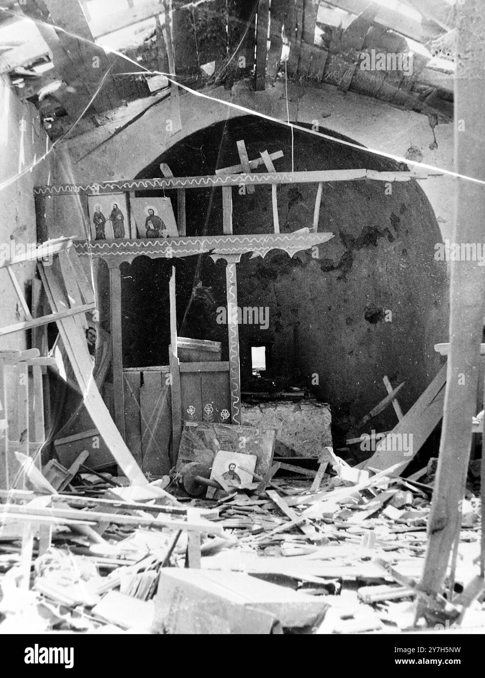 ROVINE DELLA CHIESA GRECO-ORTODOSSA A PAKYAMMOS, CIPRO; 11 AGOSTO 1964 Foto Stock