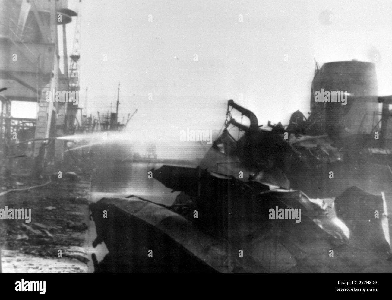 NAVI STAR DI ALESSANDRIA FUMANDO RELITTI CON VIGILI DEL FUOCO IN OSSO, ALGERIA ; 27 LUGLIO 1964 Foto Stock