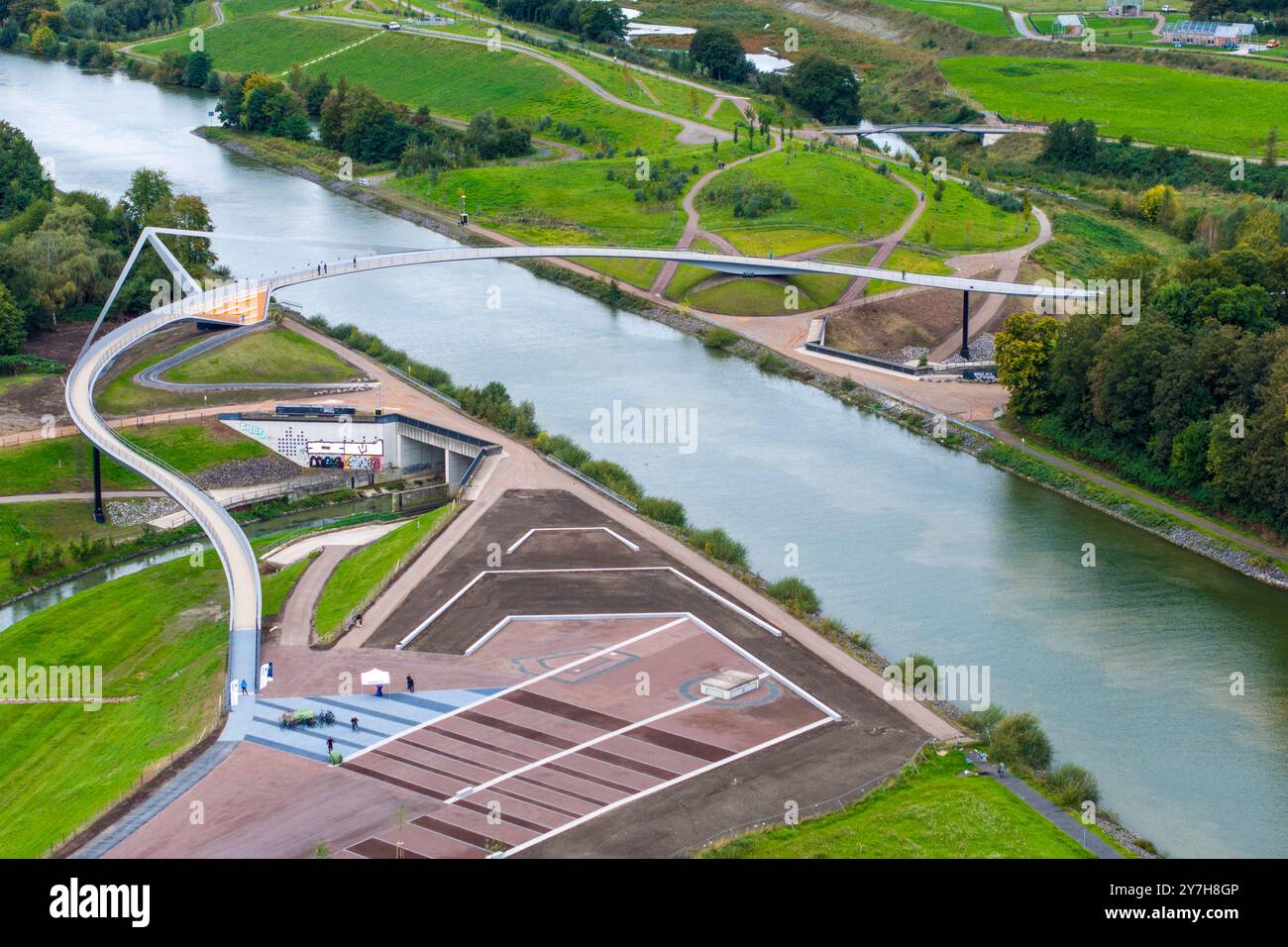 Castrop Rauxel, Germania. 30 settembre 2024. Inaugurazione cerimoniale e apertura della struttura del ponte "Leap over the Emscher". I ponti lunghi 415 metri per pedoni e ciclisti attraversano l'Emscher e il canale Reno-Herne. (Foto aerea con un drone) credito: Christoph Reichwein/dpa/Alamy Live News Foto Stock