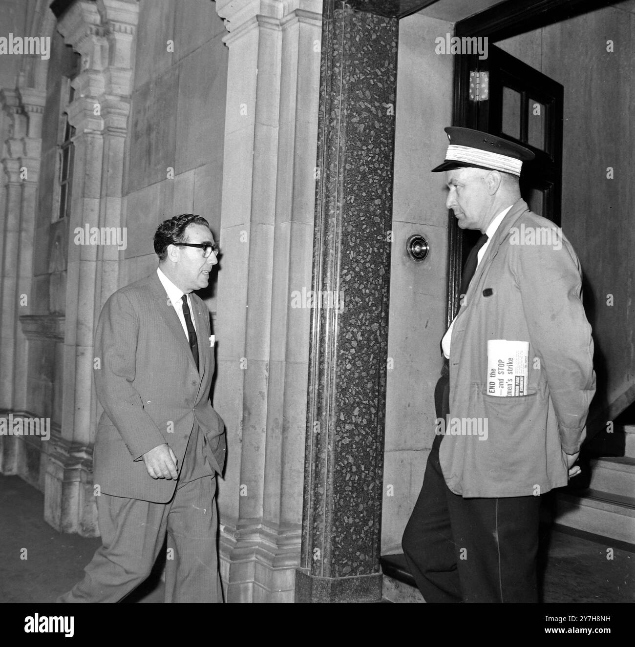 RON SMITH CON IL LAVORATORE POSTALE A LONDRA / ; 24 LUGLIO 1964 Foto Stock