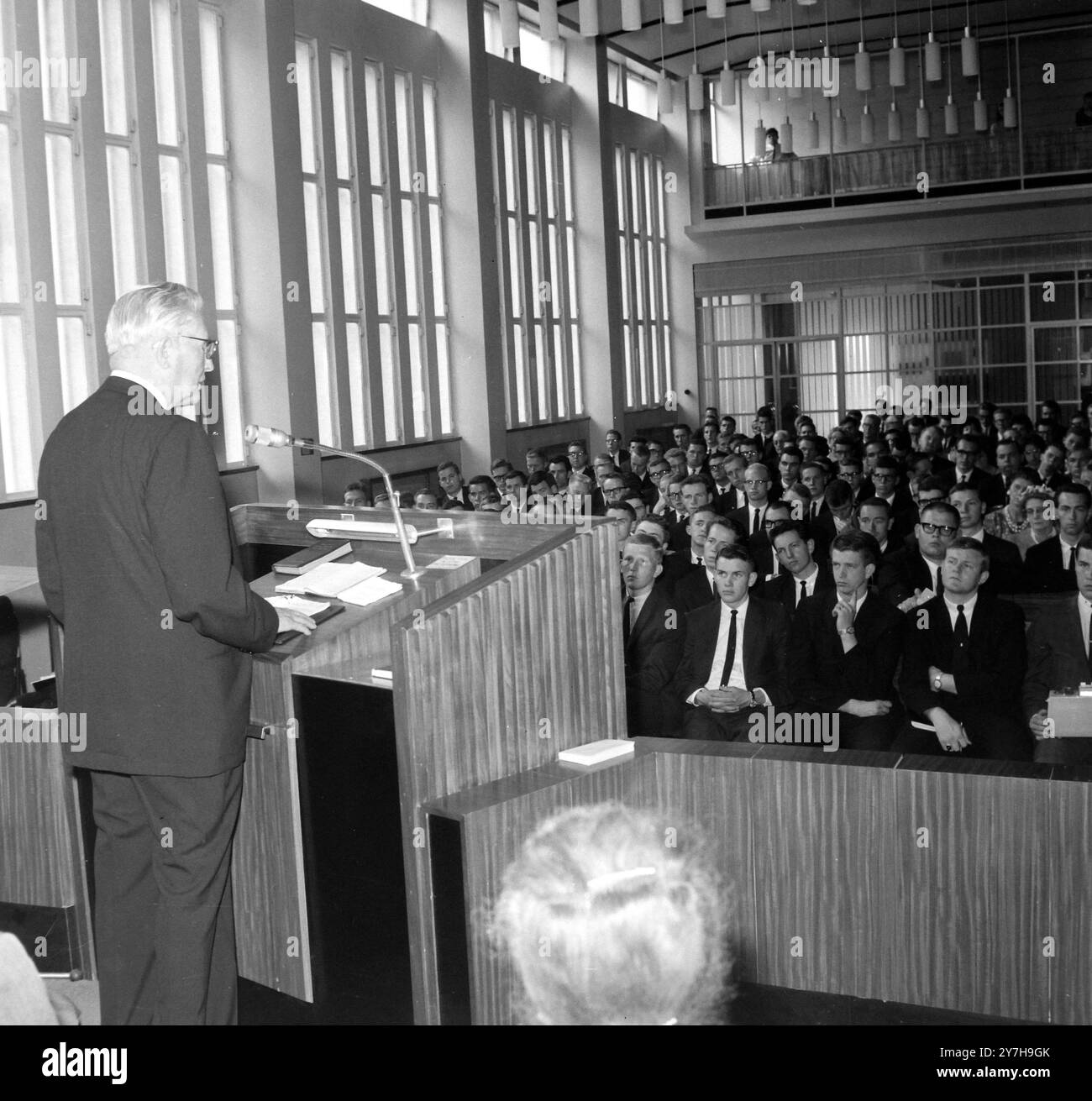 IL PRESIDENTE HUGH BROWN ALLA MORMON CHAPEL SI RIVOLGE AI MISSIONARI A LONDRA / ; 19 LUGLIO 1964 Foto Stock