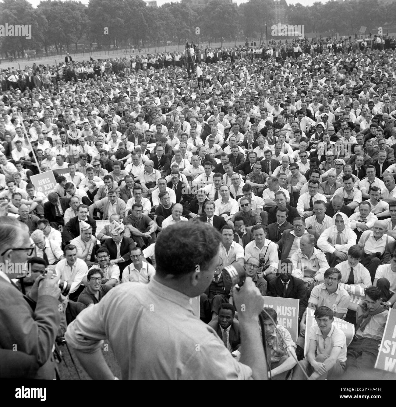 STRIKES POSTAL UNION INDIRIZZI UFFICIALI DEL RADUNO DI MASSA A HYDE PARK, LONDRA; 16 LUGLIO 1964 Foto Stock