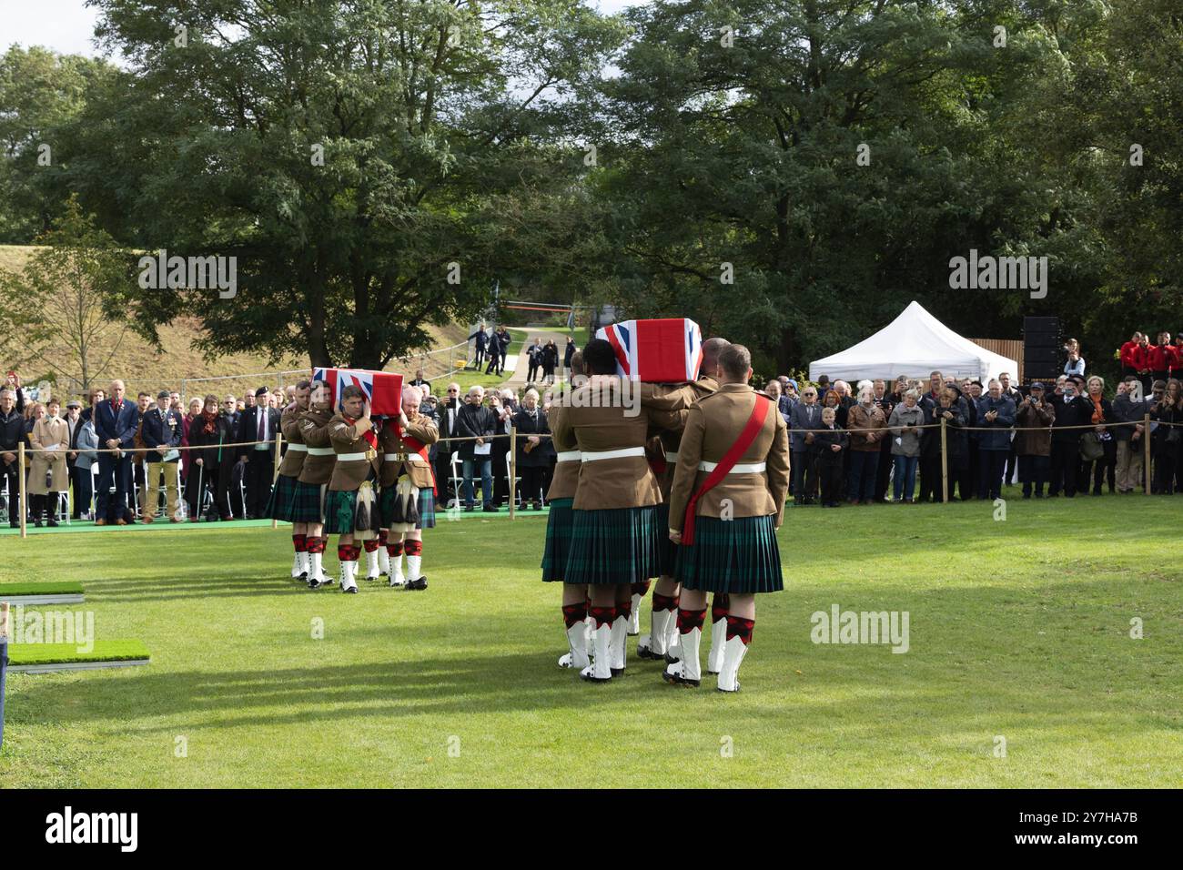 Loos-en-Gohelle, Francia. 26 settembre 2024. I membri di 3 Scots Black Watch Battalion trasportano le bare di due soldati scozzesi sconosciuti della prima guerra mondiale per la sepoltura. Foto Stock