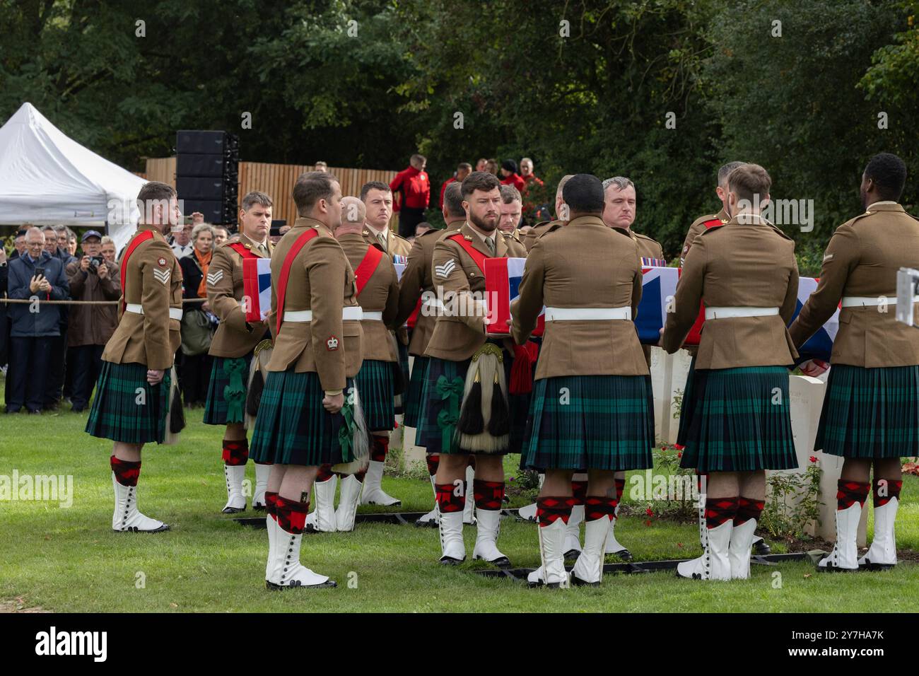 Loos-en-Gohelle, Francia. 26 settembre 2024. I membri di 3 battaglioni Scots Black Watch abbattono due bare di sconosciuti soldati scozzesi della prima guerra mondiale. Foto Stock